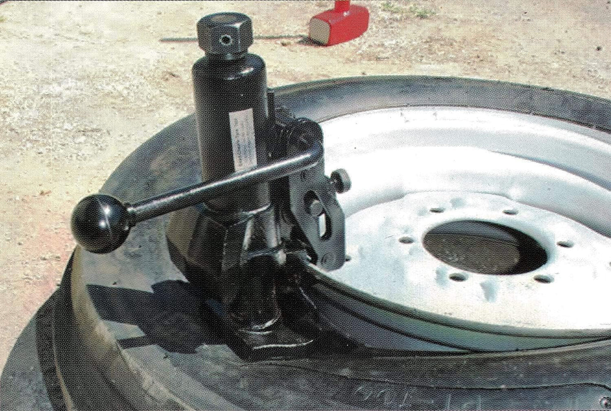 Tire Bead Breaker Manual Tool for Heavy Duty Tires C744548
