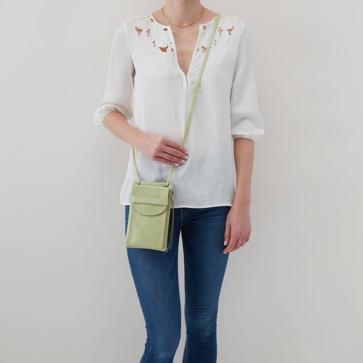 Agile Crossbody D2960